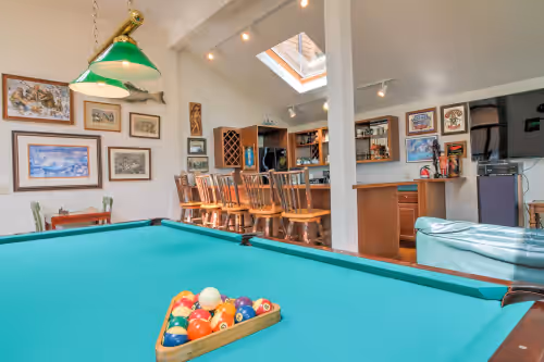 Amazing 100 Acre Estate - 10BRs, Swimming Pool, Sauna, Tennis & Hot Tub Retreat!
