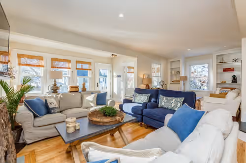BEAUTIFULLY Renovated: 6 min to DT Portland, 3 blocks to Willard Beach., beachfront wedding venue in South Portland, Maine