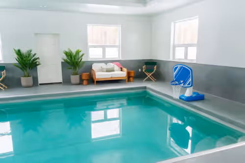 Indoor heated pool, sauna, exquistly decorted private retreat with gated drive, photo 3