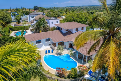 Party complex, 2 villas/2 pools, sandy beach, ping-pong/billiard/Playstation!